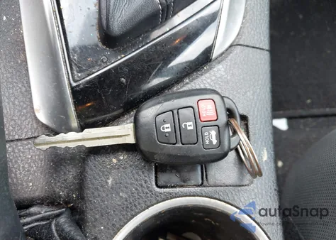 2018 Toyota Corolla Le z USA, uszkodzony, nr VIN 5YFBURHE2JP749097